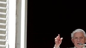 Tras el rezo, el Papa recordó que el Evangelio de hoy tiene como tema principal el de la riqueza.