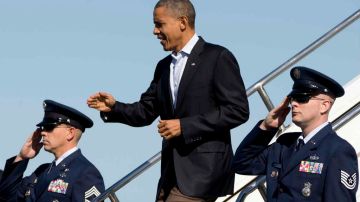 El Presidente Barack Obama saluda a su llegada al aeropuerto internacional de Williamsburg, Virginia, el 13 de octubre de 2012.