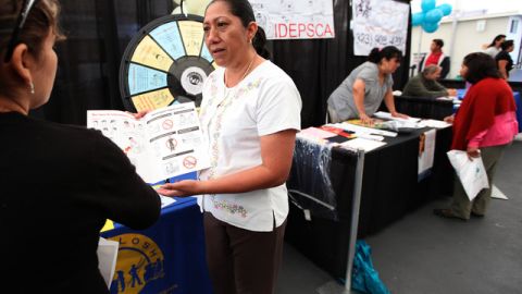 La Fundación Americana del Alzheimer, en colaboración con la Alianza para el Desorden de la Memoria y el Alzheimer en los Latinos han ofrecido chequeos gratis,  y en español.