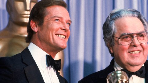 Roger Moore (izq.) entregó en 1982 el premio honorífico Irving Thalberg al productor de la saga Bond, , Albert 'Cubby' Broccoli.