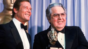 Roger Moore (izq.) entregó en 1982 el premio honorífico Irving Thalberg al productor de la saga Bond, , Albert 'Cubby' Broccoli.