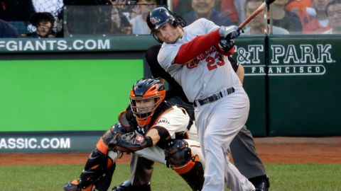 David Freese, de los Cardenales,  dispara su cuadrangular con uno a bordo en el segundo episodio.