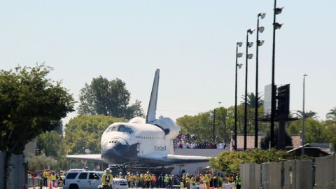 El transbordador Endeavour al arribar ayer a Exposition Park.