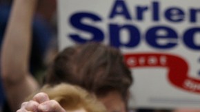 Arlen Specter, cuando hablaba en el Citizens Bank Park, haciendo campaña  para una nominación demócrata en el Senado.