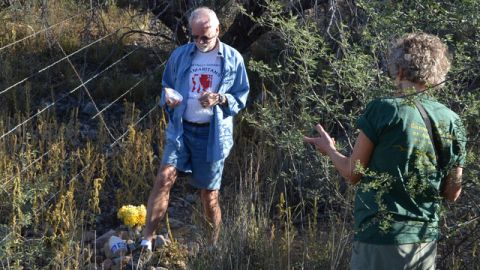 Terry Voss (izq.) y Kathy Babcock visitan el sitio donde fue encontrado el cuerpo de un mexicano inmigrante en 2006, en  Arizona.