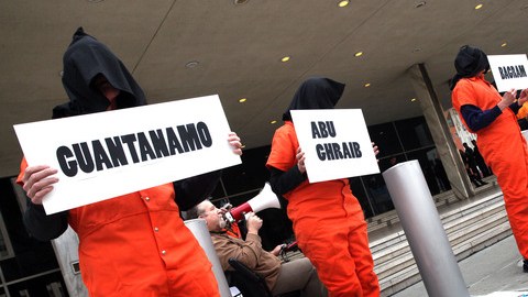 Grupos de manifestantes cuando protestaban en Los Ángeles por tortura empleada en Guantánamo contra prisioneros.
