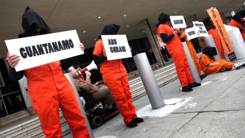 Grupos de manifestantes cuando protestaban en Los Ángeles por tortura empleada en Guantánamo contra prisioneros.