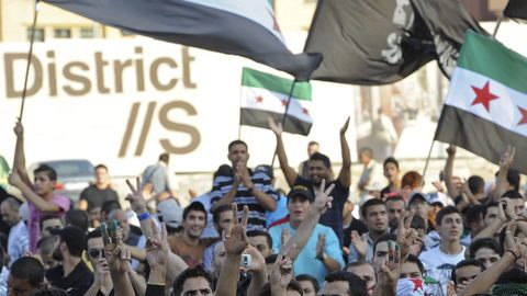 Manifestantes ondean banderas y gritan consignas  contra el régimen de Siria en la Plaza de los Mártires en Beirut, Líbano, ayer.