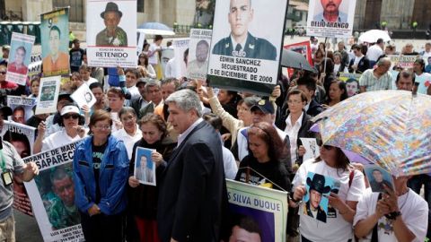 Activistas y familiares de personas supuestamente aun secuestradas por los rebeldes exigen a las FARC que respondan por ellos, ayer.