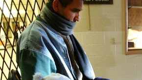 Guardias de Akal revisan a la familia Alnajem en un punto de inscripción para votantes iraquíes en Skokie, Illinois. La empresa es controlada por miembros estadounidenses de la secta sij.