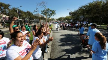 Voluntarios de AIDS Walk aplauden al pasar participantes en la caminata de ayer en West Hollywood. Foto: J. Emilio Flores / La Opinión