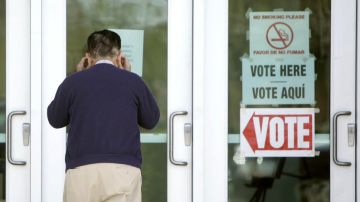 Arizona exige a los votantes mostrar prueba de ciudadanía, como licencia de conducir o pasaporte.