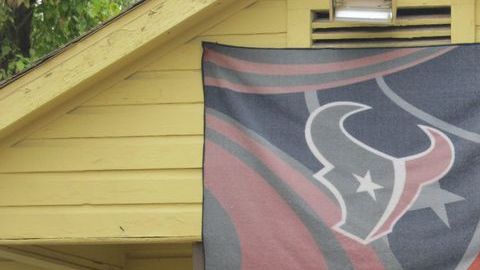 Una casa cercana a donde un pleito callejero dejó una persona muerta a puñaladas en Houston.