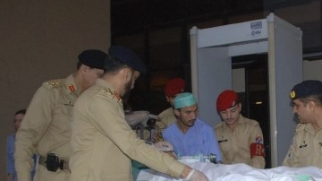 Médicos militares llevan en camilla  a la joven activista Malala Yousafzai para su  traslado a Londres, en Islamabad, Pakistán, ayer.