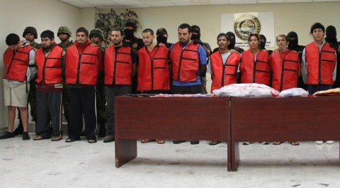 Presentan en rueda de prensa a los 16 integrantes de una célula dedicada a vender cocaína al menudeo,  en Monterrey, México, ayer.