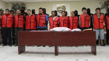 Presentan en rueda de prensa a los 16 integrantes de una célula dedicada a vender cocaína al menudeo,  en Monterrey, México, ayer.