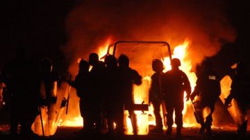 Vehículos son incendiados  en la escuela normal del municipio de Tiripetío, Michoacán (México), ayer.