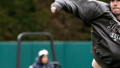 Justin Verlander suelta el brazo en las prácticas de ayer.