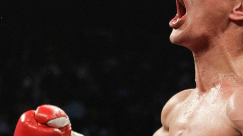 Arce festeja al vencer a   Wilfredo Vázquez en Las Vegas en 2011.