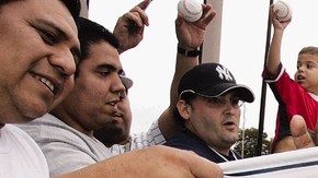 Tony Peña firma a un fanático en la insignia que podría dejar de representar si es que llega a un acuerdo con los Medias Rojas.