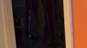 Claudia Lucero muestra su credencial de elector de México y su tarjeta de registro de votante para participar en las elecciones en los Estados Unidos.