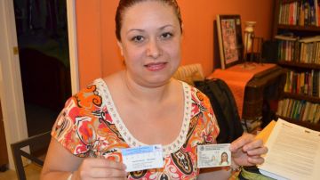 Claudia Lucero muestra su credencial de elector de México y su tarjeta de registro de votante para participar en las elecciones en los Estados Unidos.
