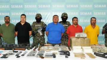 Fotografía cedida por la Marina mexicana con los cinco presuntos miembros de Los Zetas, incluido Miguel Ángel Rodríguez Díaz (c), supuesto jefe regional de la organización criminal.