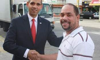Louis Ortiz, el boricua de 41 años que se parece al presidente de EE.UU., volvió a tener pedidos para representar a Obama gracias a las elecciones de 2012.