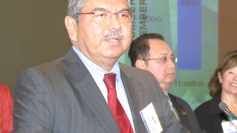 El senador estatal Mario Gallegos (izq.) fue un luchador incansable por la comunidad hispana de Houston.