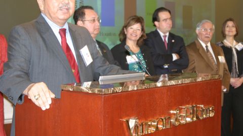 El senador estatal Mario Gallegos (izq.) fue un luchador incansable por la comunidad hispana de Houston.