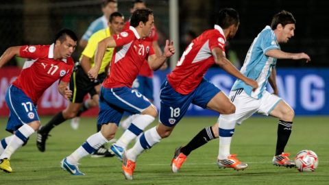 Todos quieren una foto con Messi, hasta el árbitro auxiliar paraguayo del partido de ayer entre Argentina y Chile.