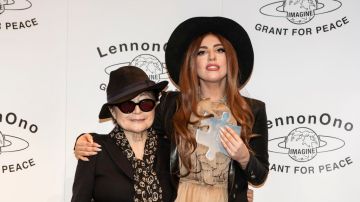 Yoko Ono también dio a Lady Gaga el galardón 'LennonOno' por su compromiso en la defensa de los derechos de homosexuales.
