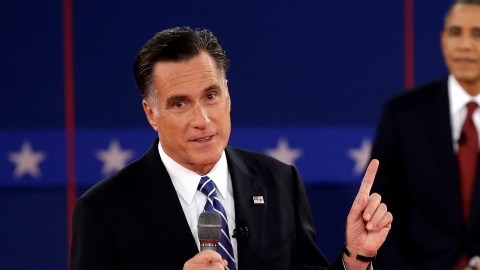 Mitt Romney (al frente) y el presidente Obama (atrás)  durante el segundo debate celebrado ayer en la Universidad de Hofstra.