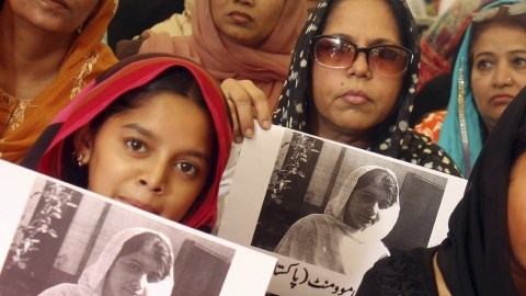 Varias mujeres afiliadas al Muttahida Quami Movement condenan el ataque que sufrió la joven Malala Yousafzai en Lahore, Pakistán.