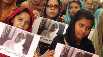 Varias mujeres afiliadas al Muttahida Quami Movement condenan el ataque que sufrió la joven Malala Yousafzai en Lahore, Pakistán.