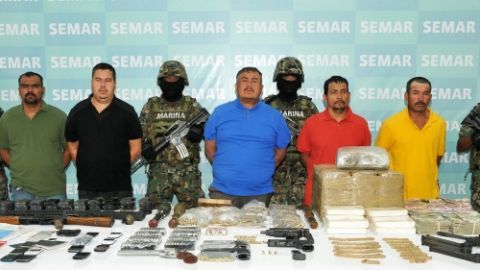 Imagen cedida por la Marina mexicana de presuntos miembros de Los Zetas, incluido un dirigente (c).