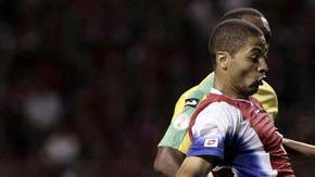 Un guyanés acosa a Álvaro Saborío, que anotó dos ayer.