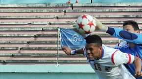 El portero Andy Ramos  rechaza el balón ante el acoso del panameño Rolando Blackburn, ayer, en el encuentro disputado en La Habana.