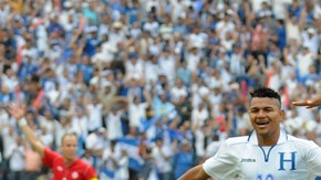 Jerry Bentgson (der.) festeja uno de los tres goles que marcó ayer a los canadienses en el Estadio Olímpico Metropolitano.