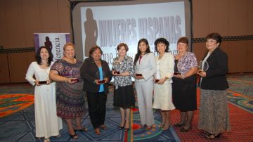 Ashley Cisneros, Janet Pérez Eckles y Nancy Ellis,  fueron premiadas, en el 2011, con el Premio  Mujeres Hispanas que hacen la diferencia, por destacarse en sus respectivas empresas.
