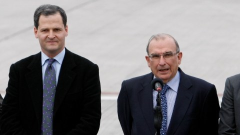 El jefe de la delegacion colombina para la paz, Humberto de la Calle (cen.), junto a dos miembros mas,  antes de embarcar para Oslo.