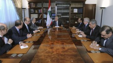 El presidente libanés, Michel Sulieman (c), se reúne con el mediador de la ONU, Lakhdar Brahimi (4-i), y otros representantes en Beirut.