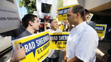 Un partidario de Brad Sherman (i) tuvo una confrontacion verbal con un seguidor de Howard Berman (d).