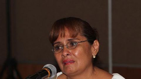 La mamá de "Fanny", Silvia Ortiz y la directora de la CATWLAC, Teresa Ulloa.