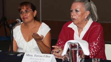 La mamá de "Fanny", Silvia Ortiz y la directora de la CATWLAC, Teresa Ulloa.