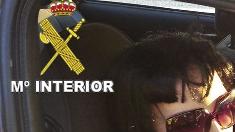 Fotografía facilitada por la Guardia Civil del conductor que usaba un maniquí de mujer en el asiento de copiloto para circular por un carril exclusivo.