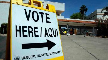 Vote aquí... el 8 de noviembre. Algunas de las tarjetas de información para votantes hispanos en Arizona tenían mal la fecha de las elecciones.