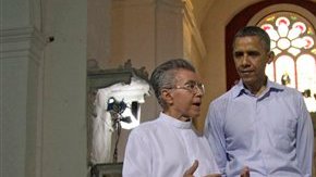 En esta foto de archivo el presidente Barack Obama hace un recorrido por la Iglesia de San Pedro con el Reverendo Alvaro Gutierrez, izq., y el presidente de Colombia Juan Manuel Santos en Cartagena, Colombia, el domingo 15 de abril de 2012.