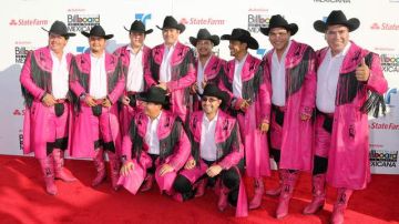 La Banda Machos llegó de rosa mexicano.