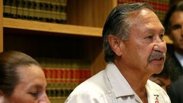 Arturo Rodríguez, presidente del Sindicato de Trabajadores Agrícolas, dice que si el gobernador Jerry Brown no hubiera vetado dos inciativas de ley, la demanda no hubiera sido necesaria.